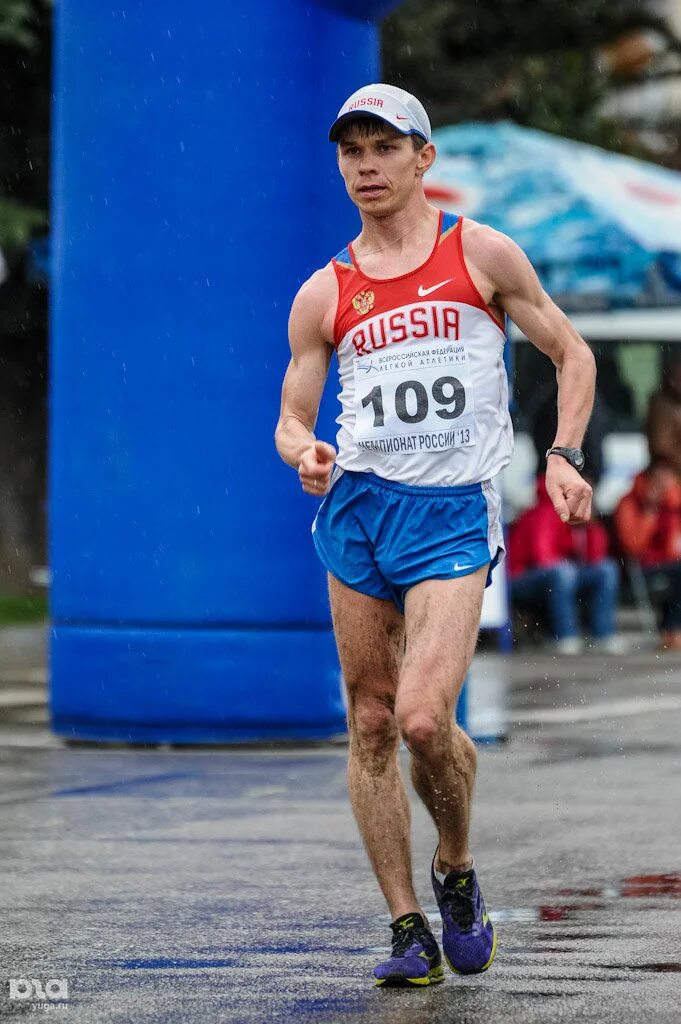 Спортсмен бежит. Не один спортсмен. Не один спортсмен. Бегущий человек. Не один спортсмен.