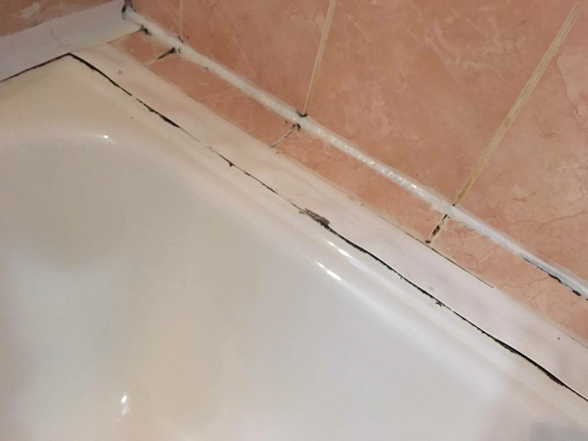 Заделка стыка между ванной и стеной 10 см. Шов между ванной и стенко. Стык ванны и стены. Шом между стеной и ванной. Стык плитки и стены