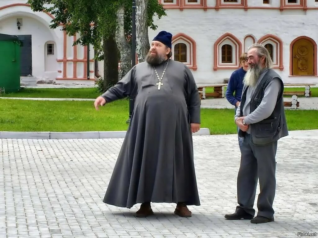 Можно заходить в церковь в брюках. Поп священник.