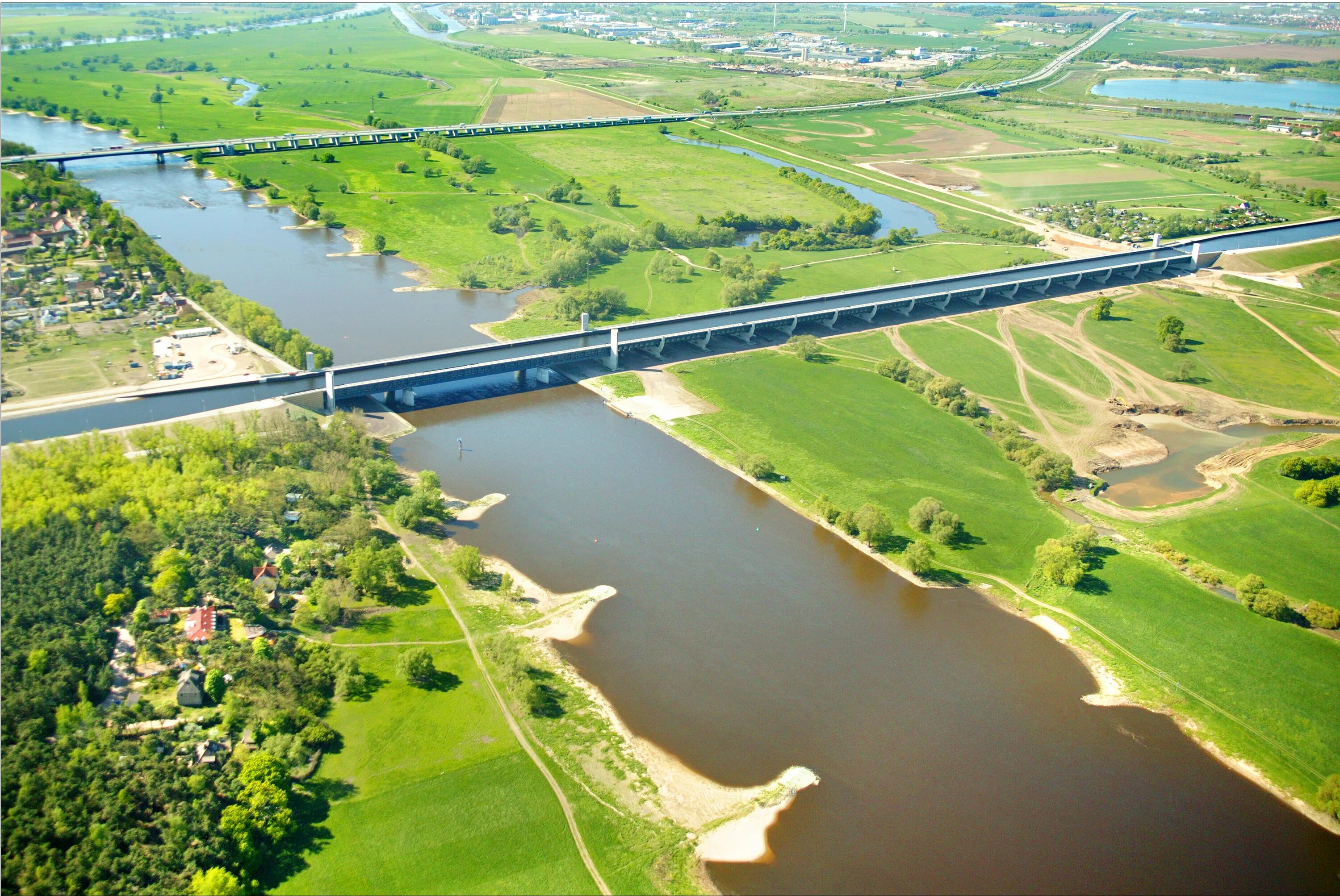 Дорога пересекает реку. Магдебургский Водный мост. Водный мост в Магдебурге. Магдебургский Водный мост в Германии. Река над рекой Магдебургский Водный мост Германия.