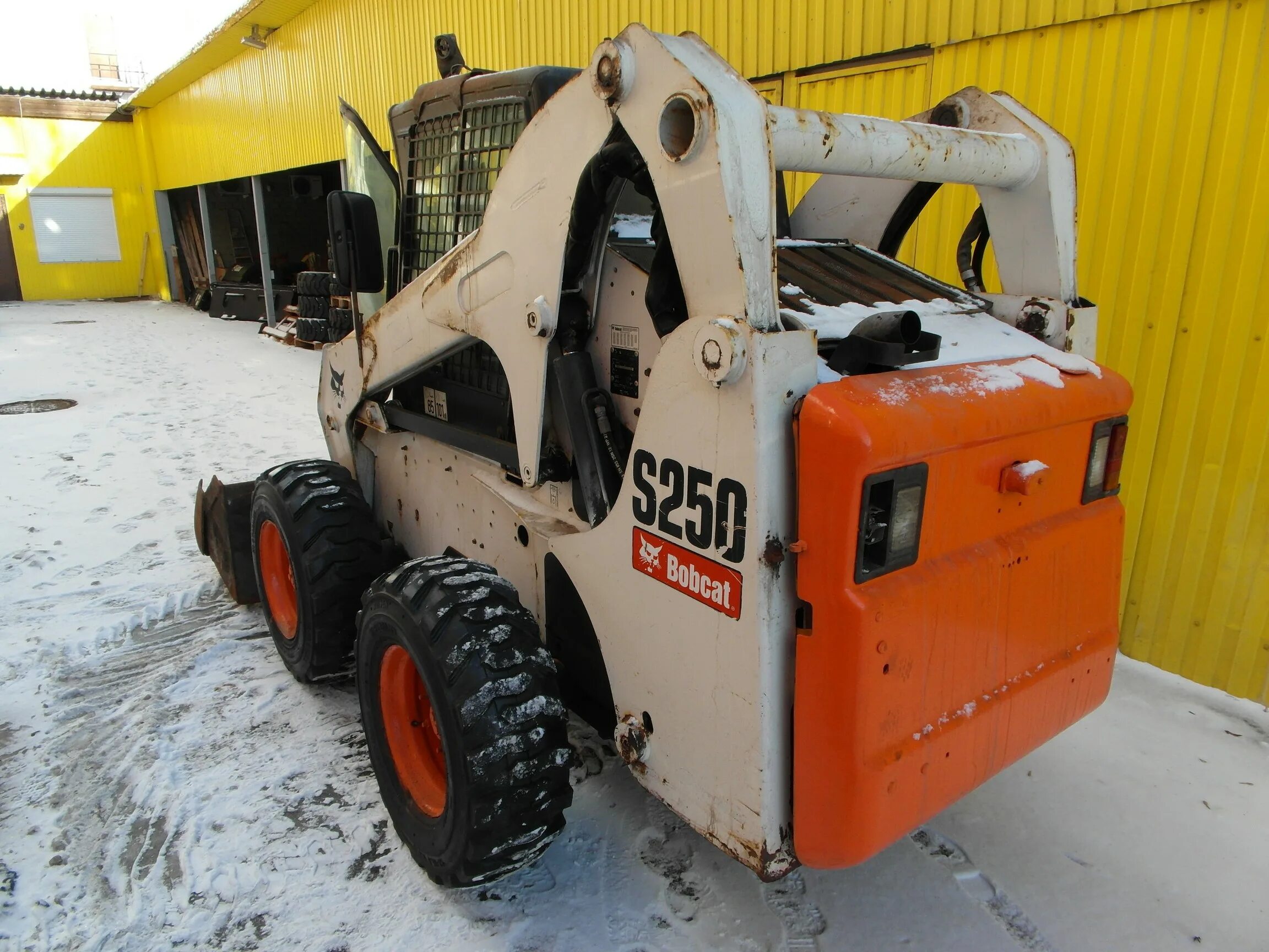 Bobcat ru. Бобкэт s250. Мини погрузчик Bobcat s250. Бобкэт 250. Минипогрузчик Bobcat s650 (s250).