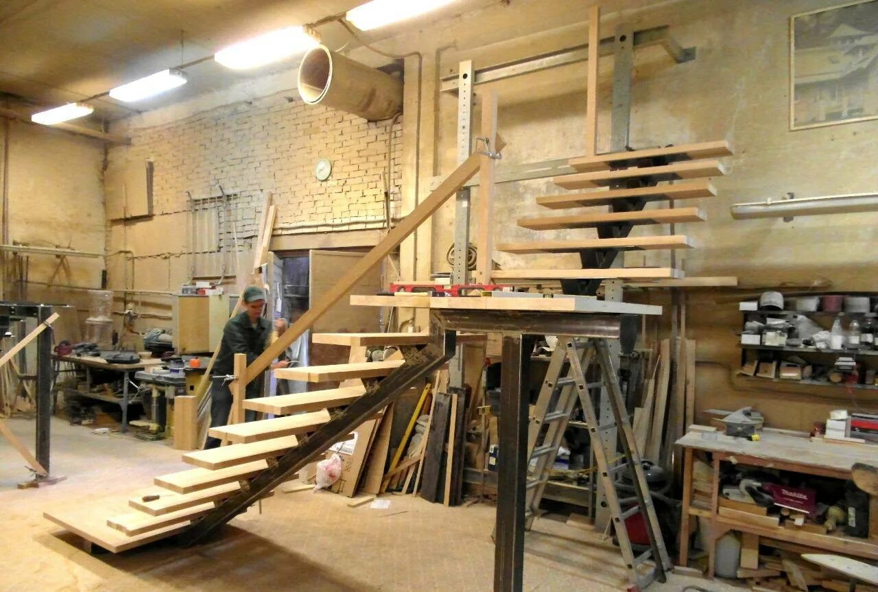 Столяр по лестницам. Лестница краснодеревщик. Столяр про лестницы. Столярная мастерская. Столяр про лестницы.