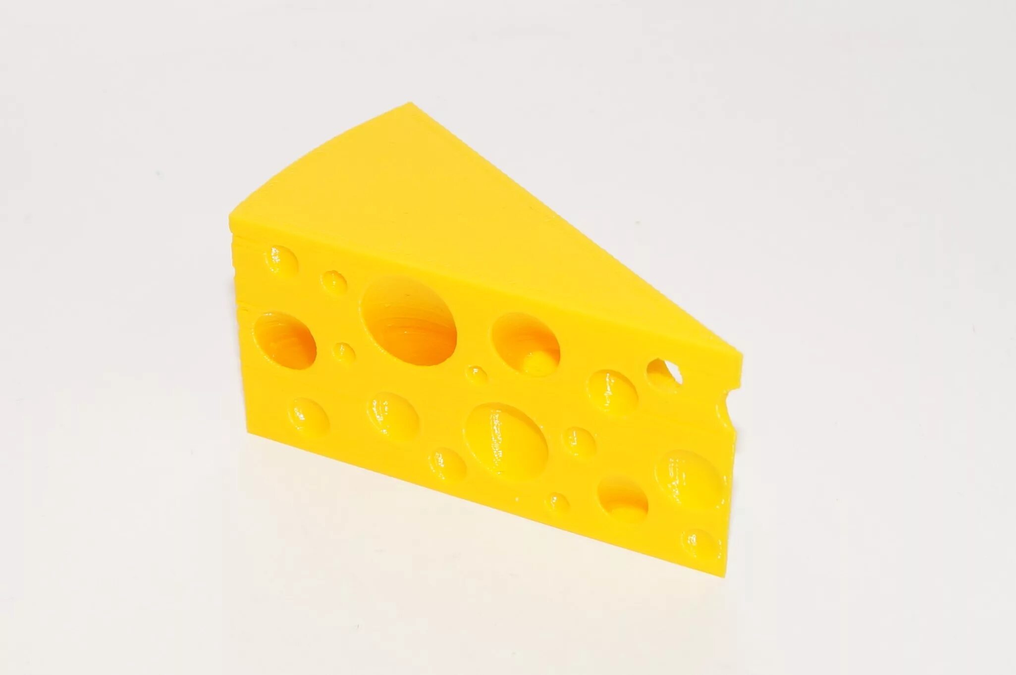 Кусок сыра. Треугольный кусок сыра. Сыр треугольниками. Пластиковый сыр. Сыр кусочек треугольный.