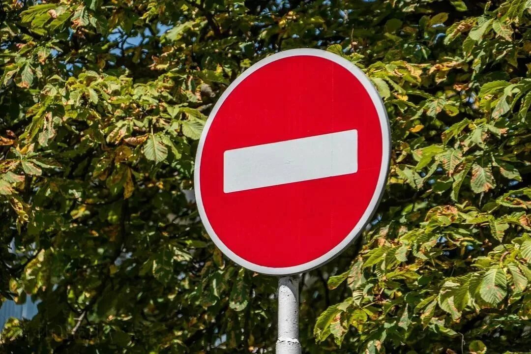 Проезд ограничен. Ограничение движения. ограничение движения транспортных средств. ограничено движение транспорта. перекрыто движение.