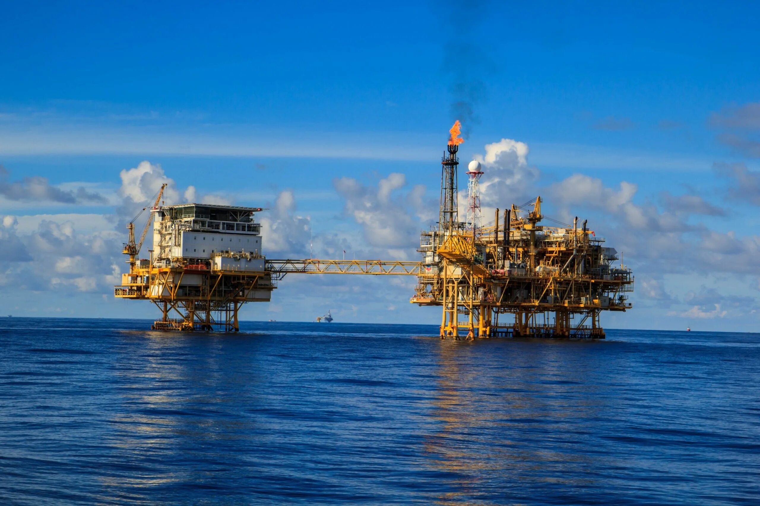 Добыча морских ресурсов. Нефтяная вышка. нефтедобыча в море. нефтяные и газовые вышки. нефтяная вышка в океане.
