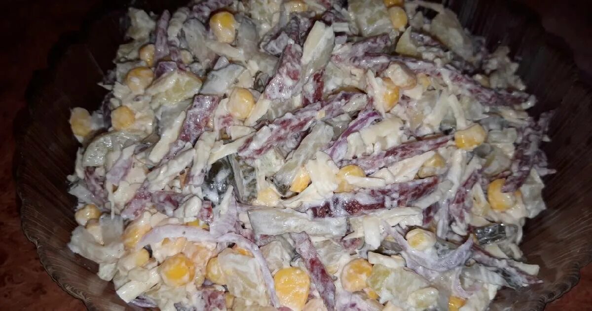 Салат картошка копченая колбаса огурец. Салат охотничий с копченой колбасой. охотничий салат ингредиенты. салат охотничий с копченой колбасой и солеными огурцами. салат из охотничьих колбасок.