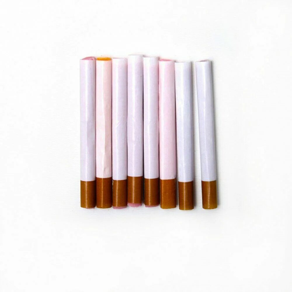 ребенок с сигаретой. леденцы в виде сигарет. игрушечные сигареты. детские сладкие сигареты. сигареты для детей.