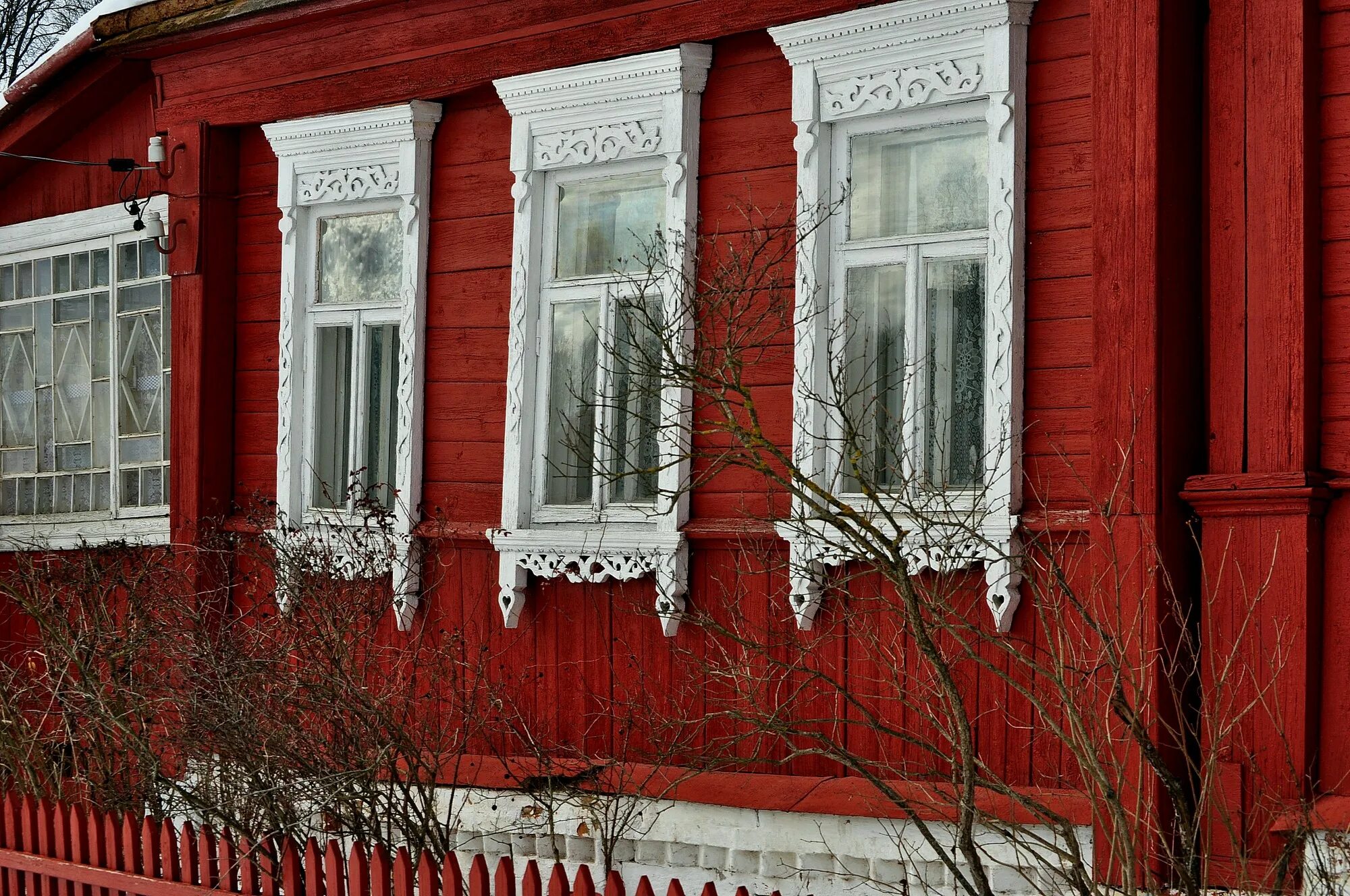 Ремонт дома сергиев посад. Наличники Сергиев Посад. Окна Сергиев Посад. Старые окна в Красном цвете. Дом Сергиев Посад.