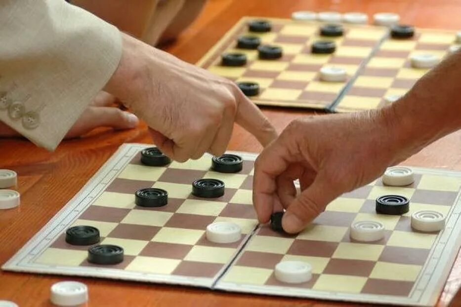 Семедо шахматы. Два игрока играют в следующую игру перед ними лежит кучка из 6 камней. Играют в следующую игру на доске. Играют в следующую игру на доске. Игра в шашки картинки взрослые.