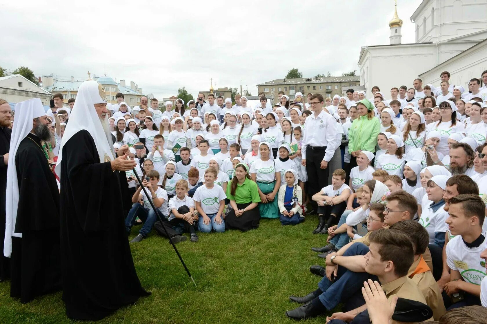 Поддержка храмов. Молодежь в церкви. Молодёжь в православном храме. Православная молодежь с Патриархом.
