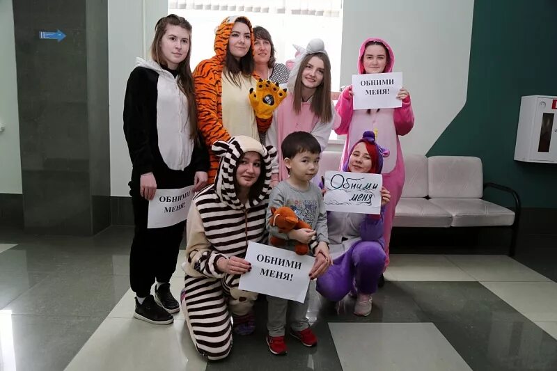 День объятий плакат. Акция обнимашки в детском саду. День обнимашек акция. Акция обнимашки. Акция объятия.