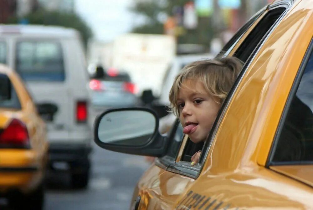 Такси для детей. Мама с ребенком в такси. Ребенок пассажир. Детей в школу такси. Водитель детского такси
