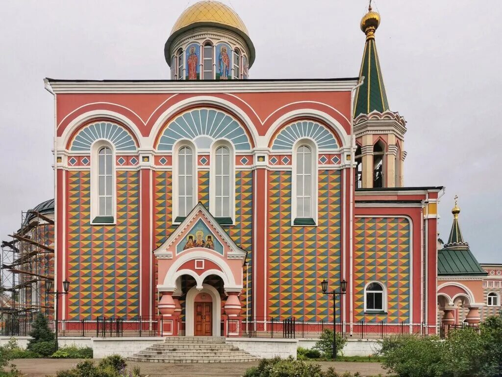Парк победы храм георгия победоносца москва. Храм простой. В форме этого цветка выполнен экстерьер храма. Финляндия православная церковь модернизм. Фасад церкви для детей.