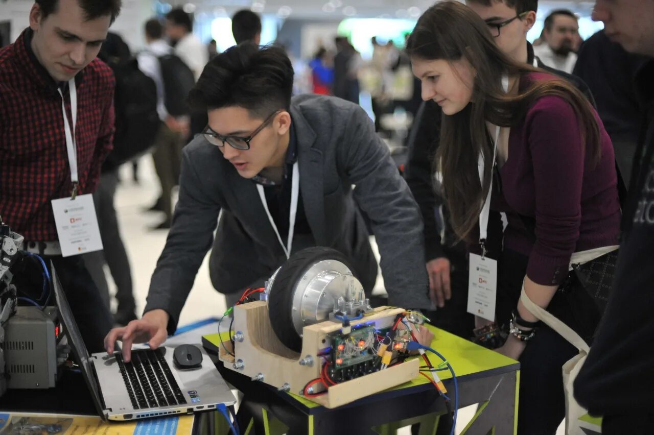 Комната студентов робототехников. Робототехника соревнования. Робототехника в инженерии. Робототехника. Робот worldskills kuka.