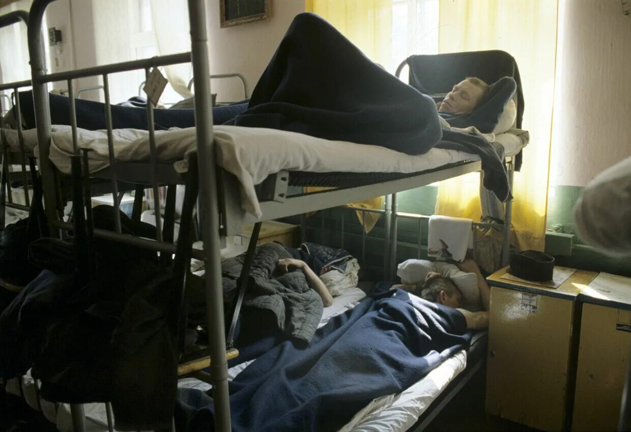 Тюремная кровать. Заключенный на кровати. Зеки спят. Зеки спят. Переполненное сизо в екатеринбурге.