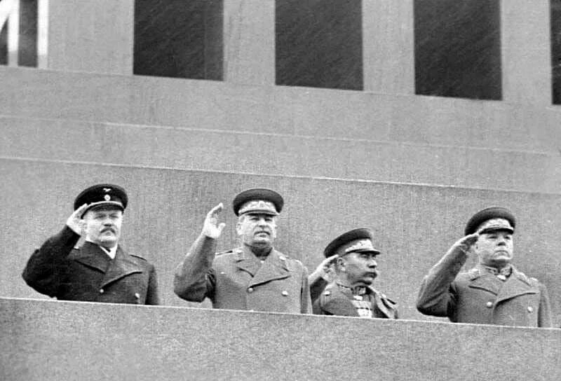 1945. Сталин на трибуне мавзолея на параде победы. Парад победы 1945 года сталин. 24 июня сталин. 06.