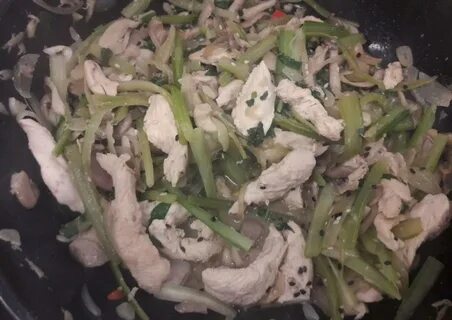Куриная грудка с сельдереем
