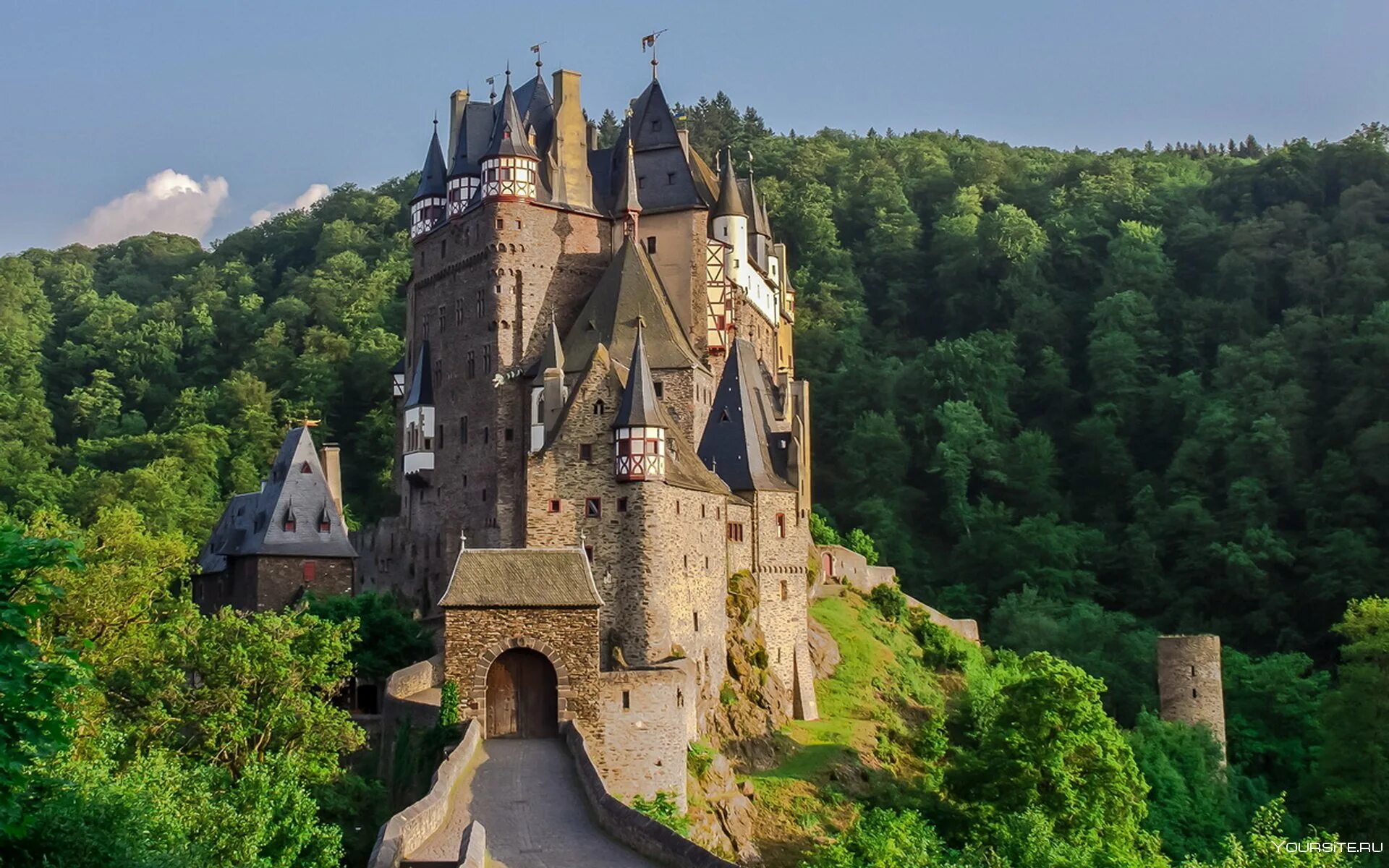Замок Бург Эльц Германия. Замок Лавут-Полиньяк. Замок Эльц Рейнланд-Пфальц Германия. Замок Лавут-Полиньяк Франция фото.