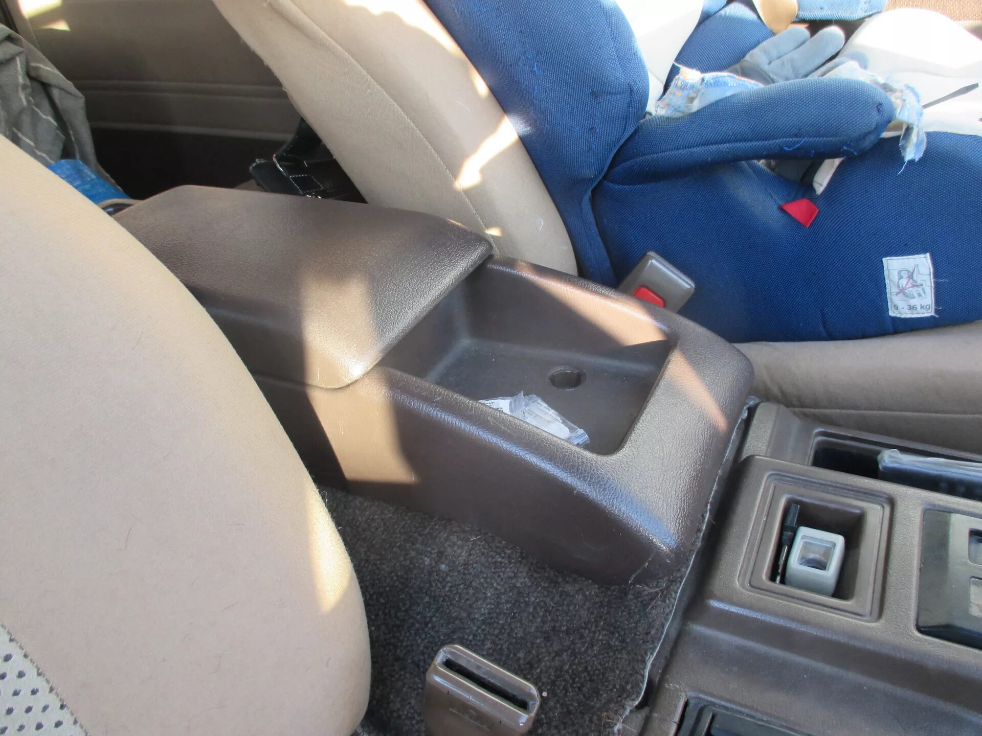 Подлокотник toyota noah. Подлокотник тойота rav4 sxa10. Подлокотник тойота таун айс. Бардачок между сиденьями тойота ноах 80. Подлокотник lite ace cr31.