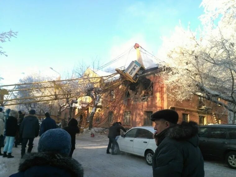 упал кран в челябинске. кран упал на человека. упал кран в москве. в жк манхеттен упал башенный кран. выражение кран упал.