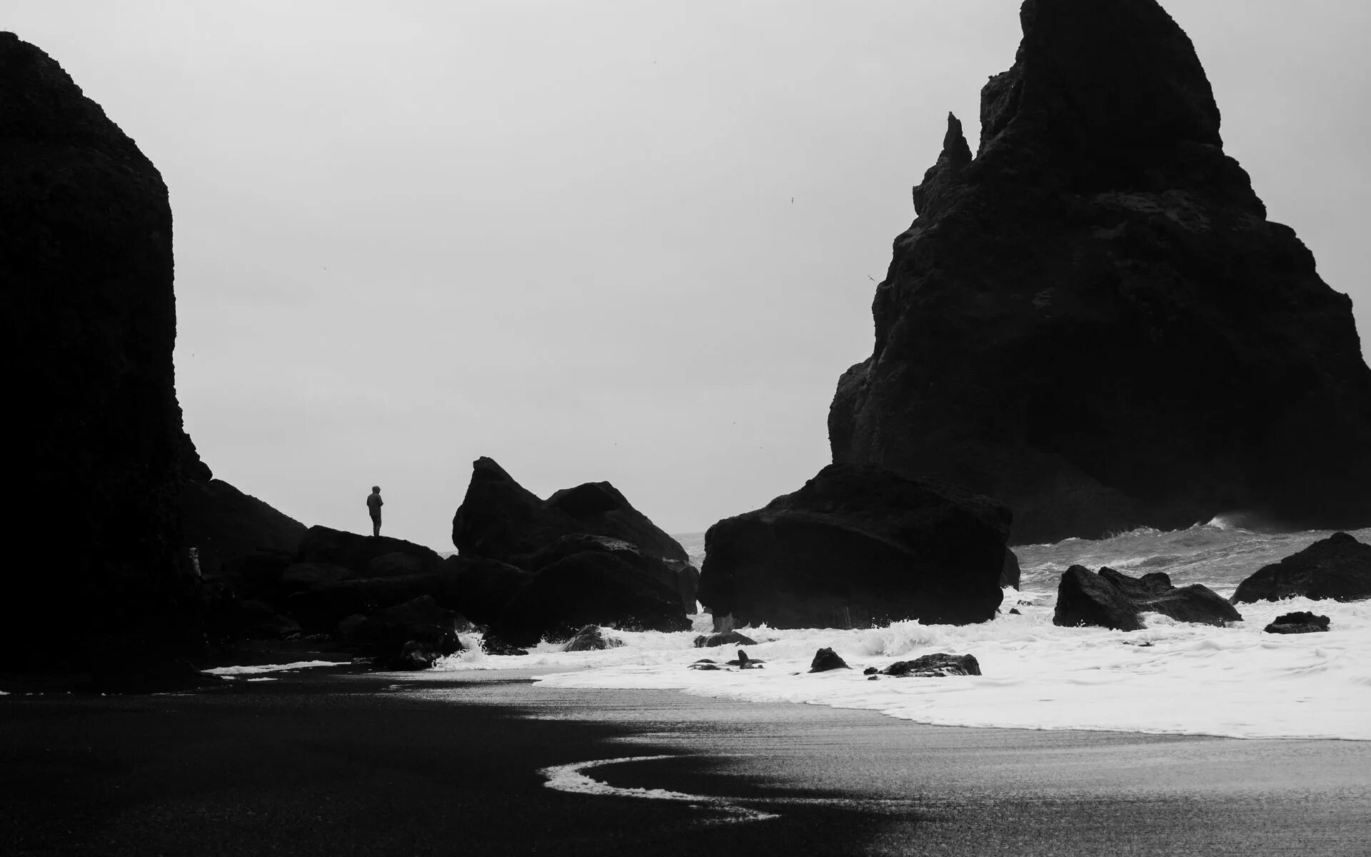 Черный берег песня. Море и скалы чб. Море чб. Обои чб. Черно белые обои.