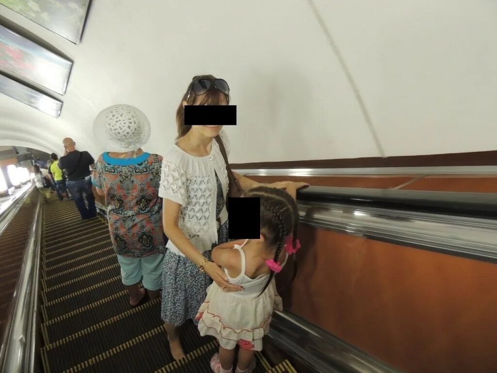 дети над которыми издевались родители. надругались над младенцем. сын извращенец. наказание от папы для дочки. цыпочки / the heart is deceitful above all things (2004).