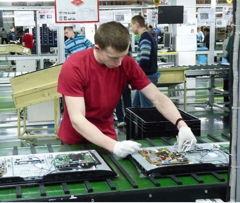 Упаковщик на пищевом производстве. Работа в питере. Оператор на заводе. Слесарь ремонтник. Работница завода.