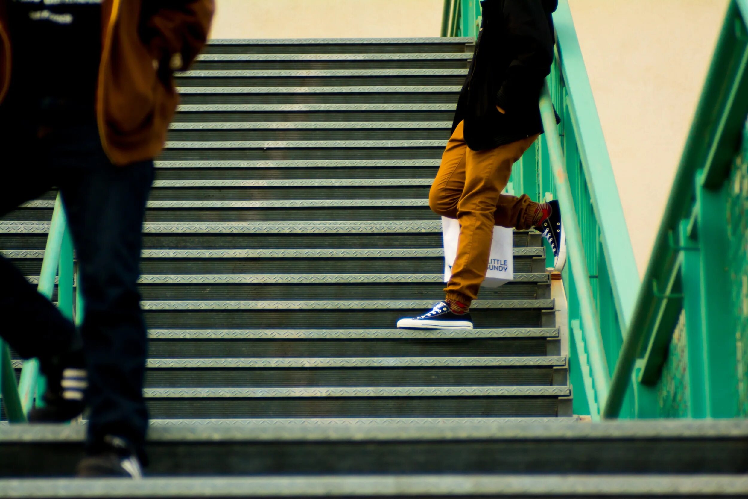 Stepping people. Человек на ступеньках. Человек на лестнице. Ступенька. Человек сидит на ступеньках.