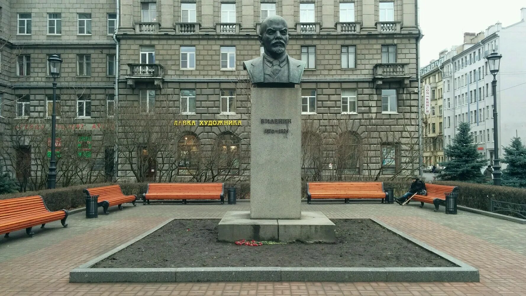 Памятник ленину в орловской области. Улица ленина памятник. Памятники на улице ленина в иркутске. Памятник ленину в новокузнецке. Памятник ленину в омске на площади ленина.