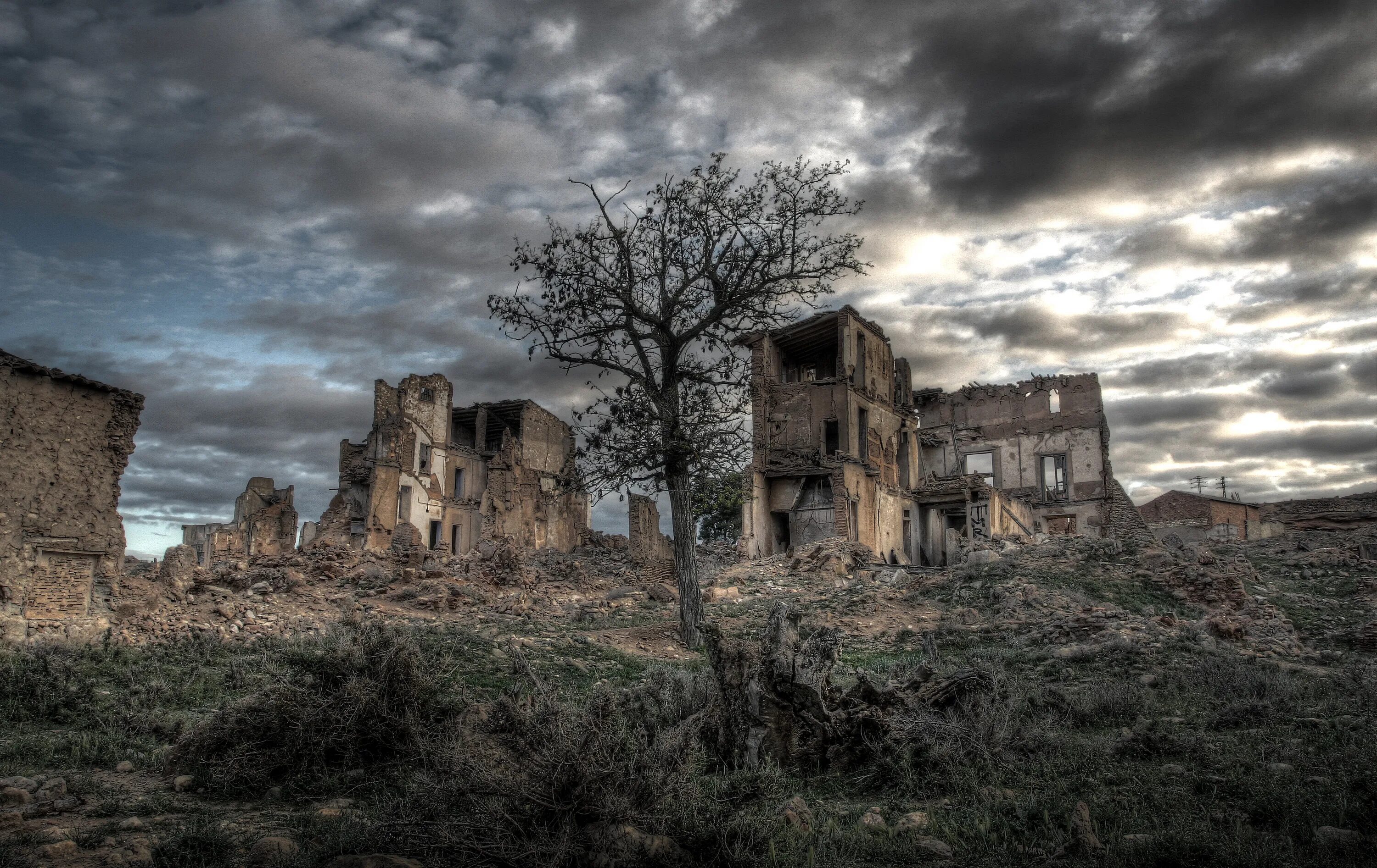 Город сле. Город призраков (Ghost Town, 2008). Город призраков заброшенный город. Город призрак Испания Асередо. Город призрак Кальката.