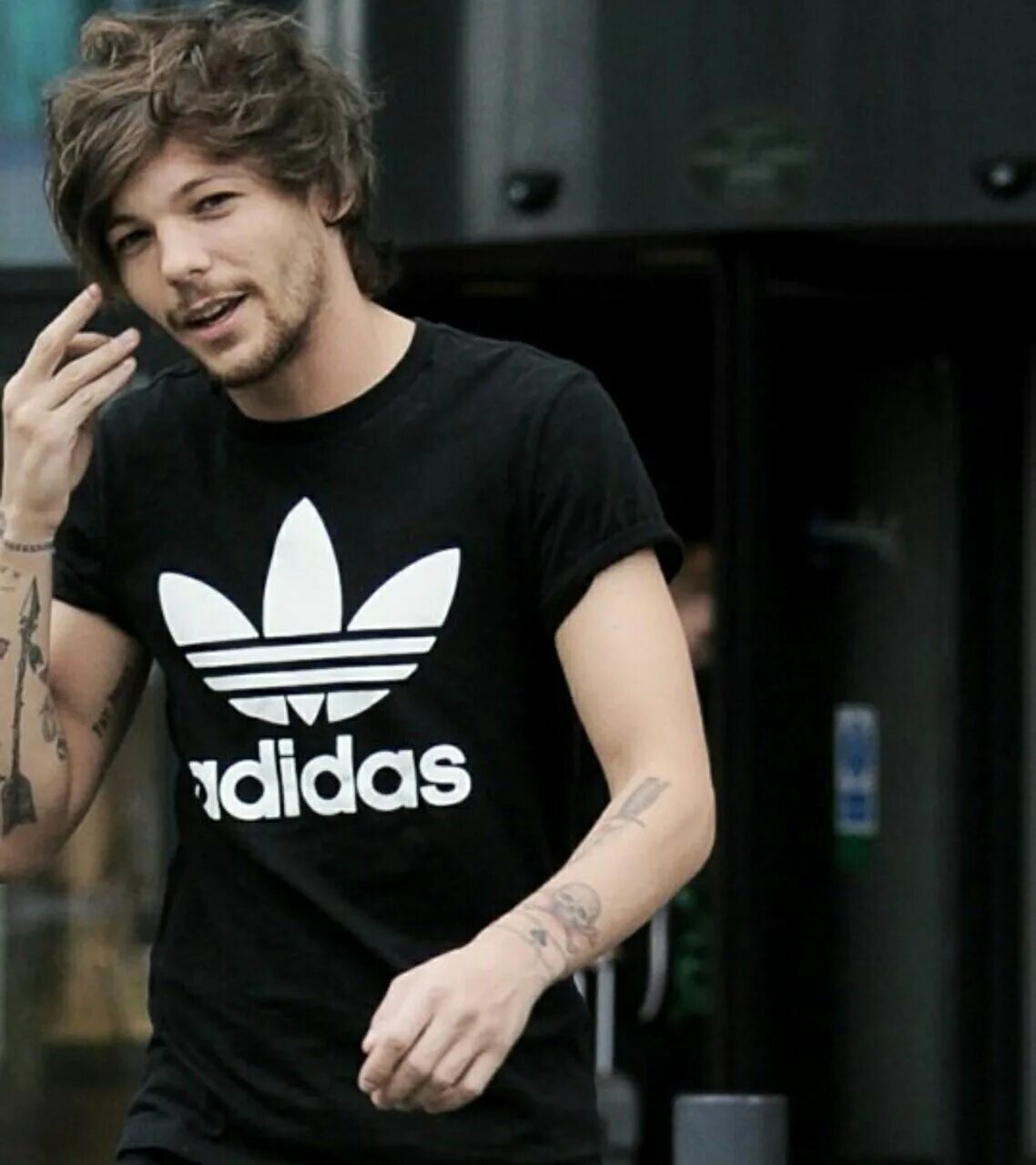 Луи Томлинсон в 21 год. Louis Tomlinson in Shirt. Луи Томлинсон в спортивном костюме. Луи Томлинсон фотосет в оливковой футболке. Неважно в луи или адидас