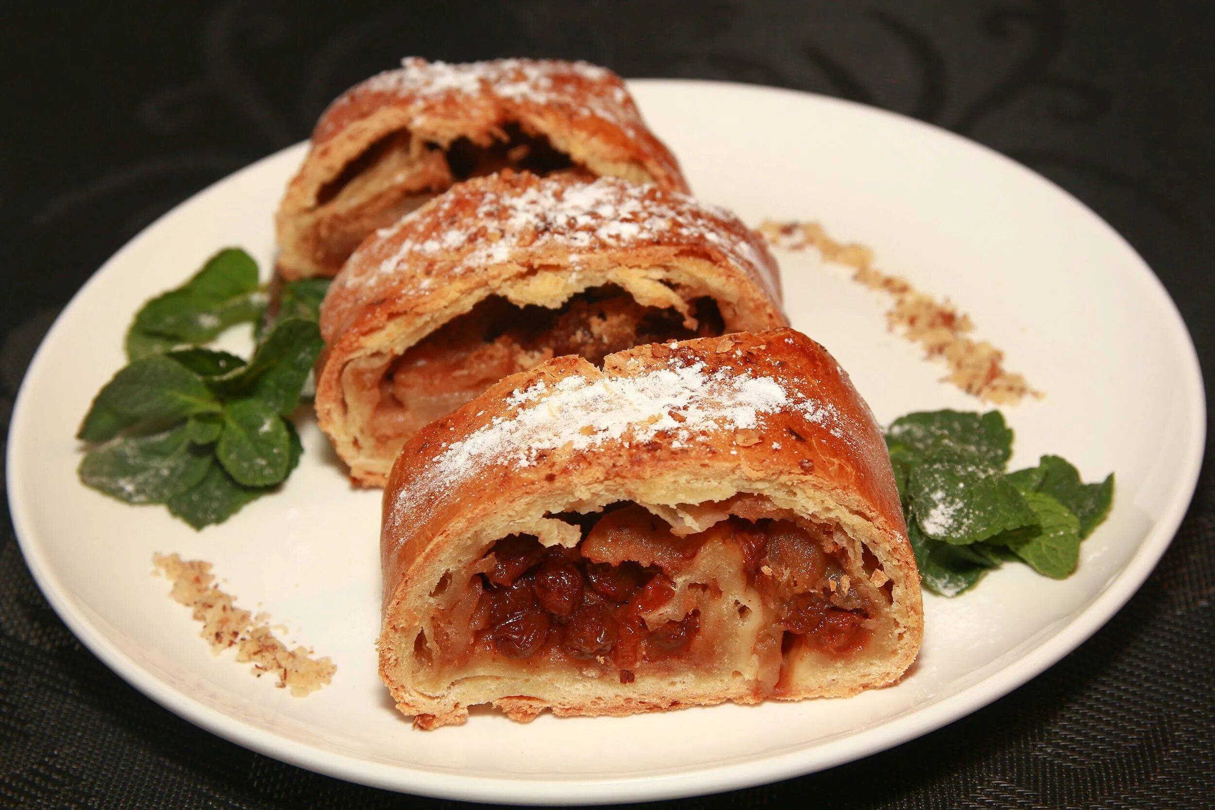 Венский штрудель австрия. Что такое штрудель. Вишневый штрудель из слоеного теста. Штрудель яблочный «золотой колос». Венский апфельштрудель.