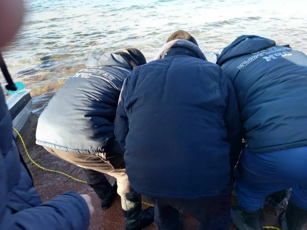 Шторм на белом озере вологодская область. Наводнение в туапсе. Нашли потерявшегося в море. Нашли потерявшегося в море. Спасатели на пляже сочи.