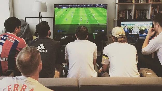 Как играть в фифу против друга. Fifa играть. друзья играют в фифу. приставки с игрой фифа. люди играющие в фифу.
