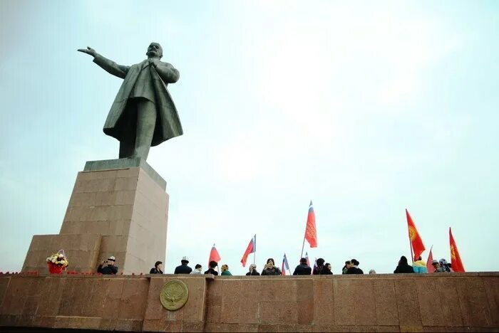 Памятник ленину в оше. Памятник ленину в киргизии. Памятник ленина в г ош. Статуя ленина в оше. Памятник ленина в г ош.