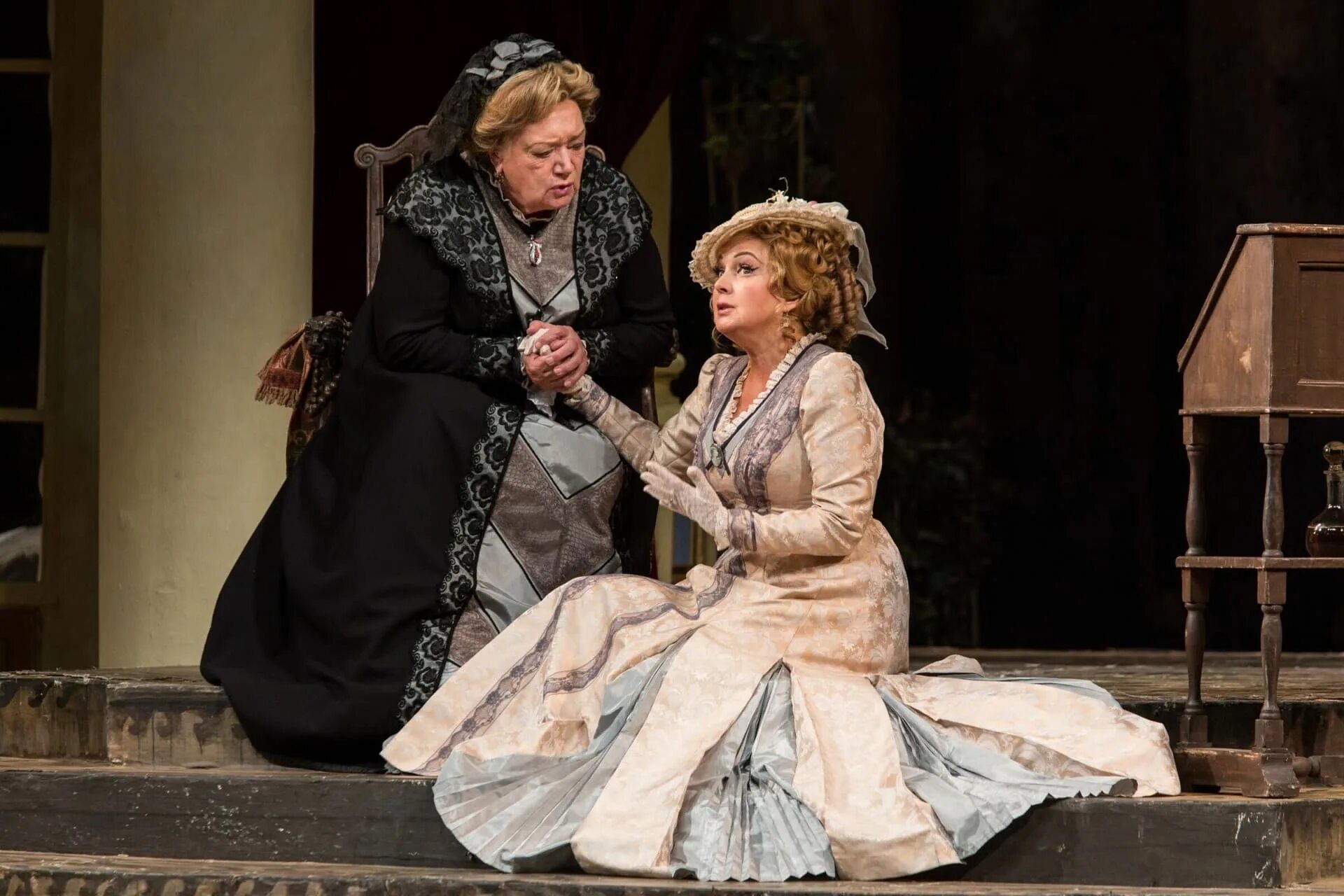 Малый театр 8. 8 женщин спектакль. Московский малый театр островский. 8 женщин спектакль. Восемь любящих женщин спектакль малый театр.