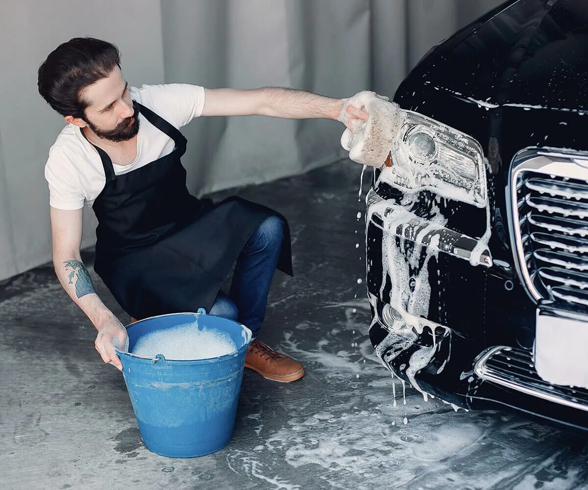 Моет мужа. Парень моет машину. Человек моющий автомобиль. Мытьё машины парни. Машинка для мытья.