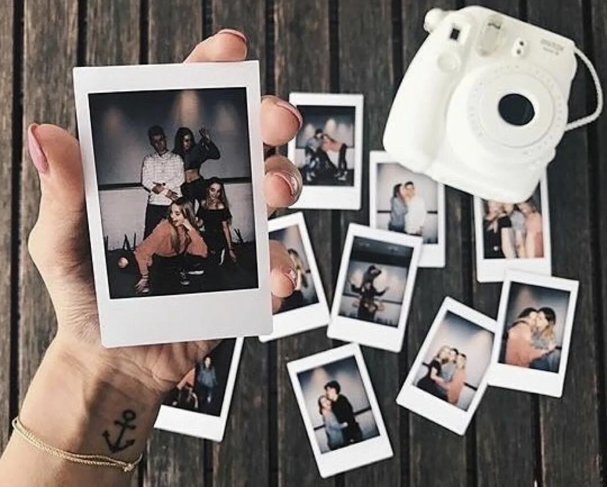 Фото полароид. Фотокарточки Polaroid Instax Mini. Фотосессия на инстакс. Фотосессия с полароидом. Красивые снимки полароид.