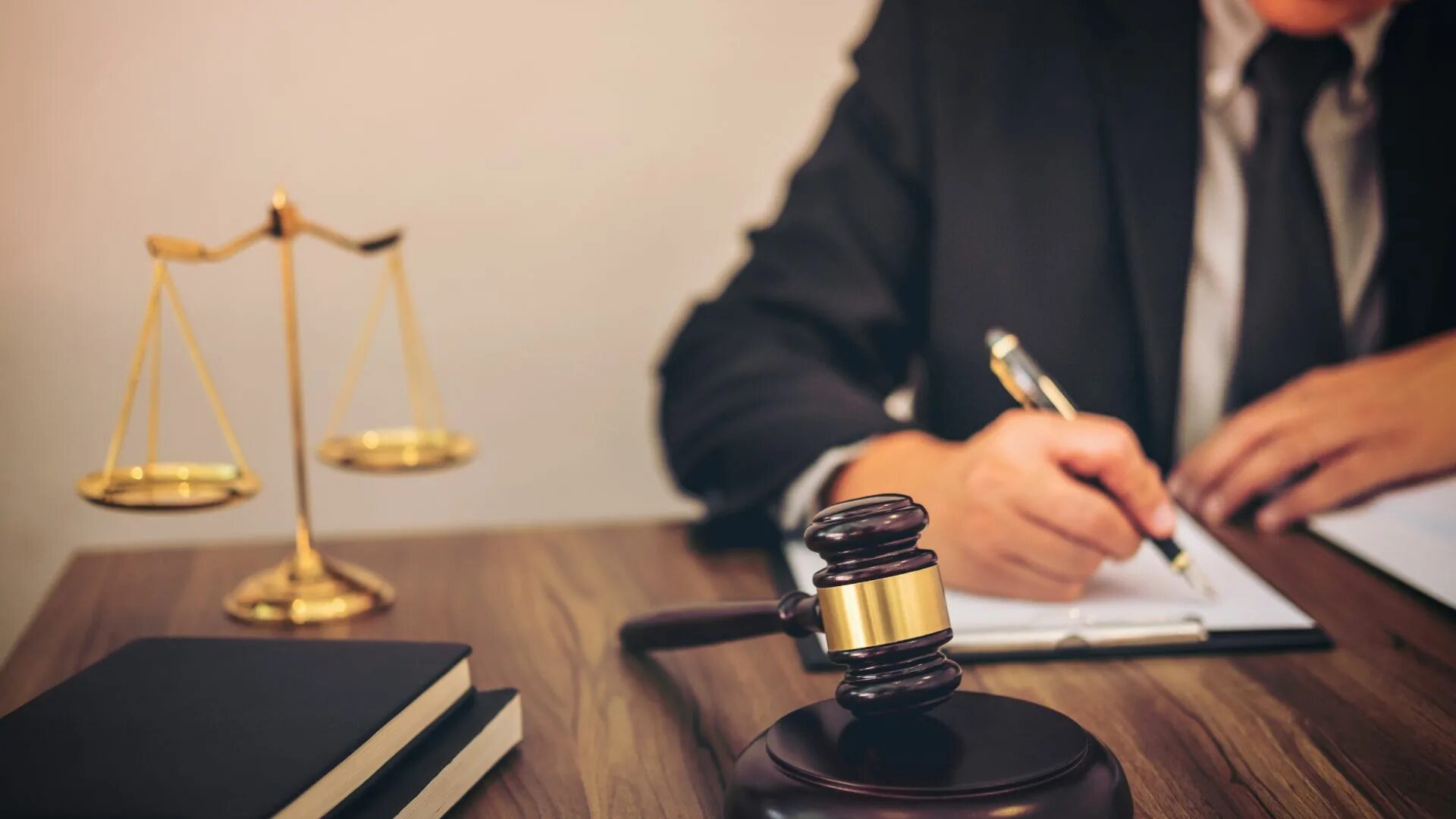 Консультация юриста. Профессия юрист. Сетевой юрист профессия. Адвокат по трудовому праву. Адвокат в суде.