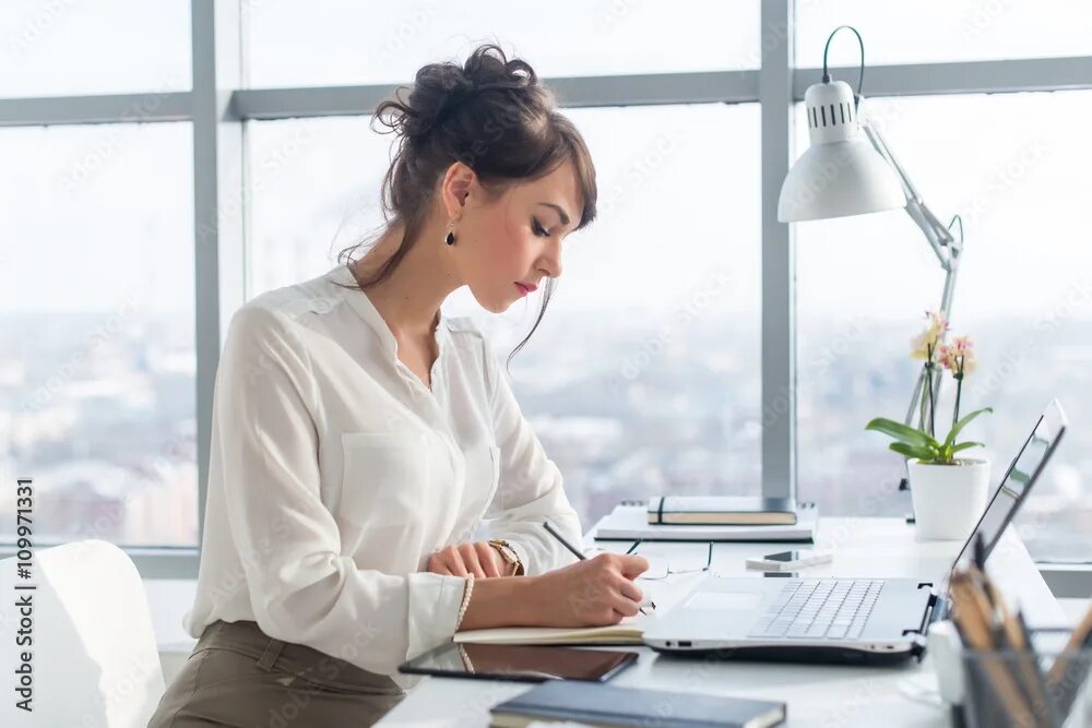 Офисный работник женщина. A working woman will. Офис менеджер. Офис бухгалтера. Девушка со смартфоном в офисе.
