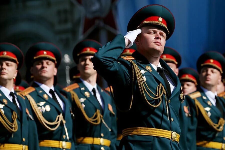 Города офицеры. Парадная форма офицеров вс РФ 2022. Офицер Российской армии. Офицеры на параде. Солдат в парадной форме.