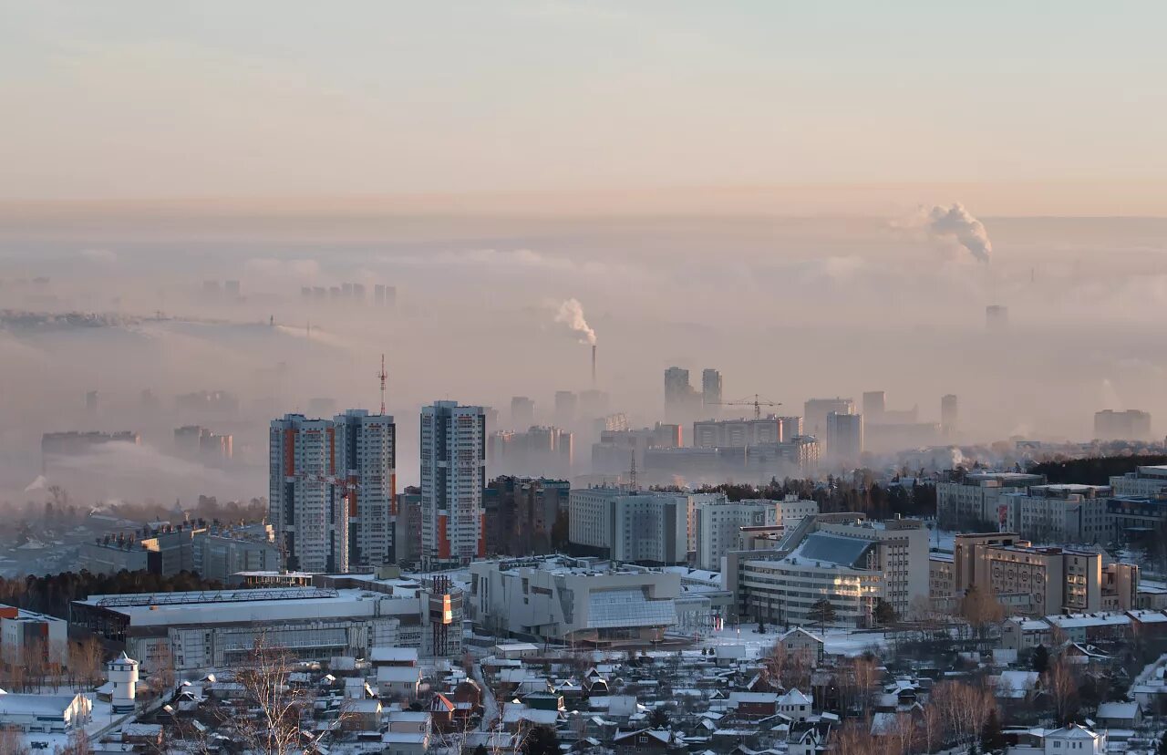 Черное небо нму красноярск. Над городом красноярск. Над городом красноярск. Нму красноярск. Смог в красноярске.