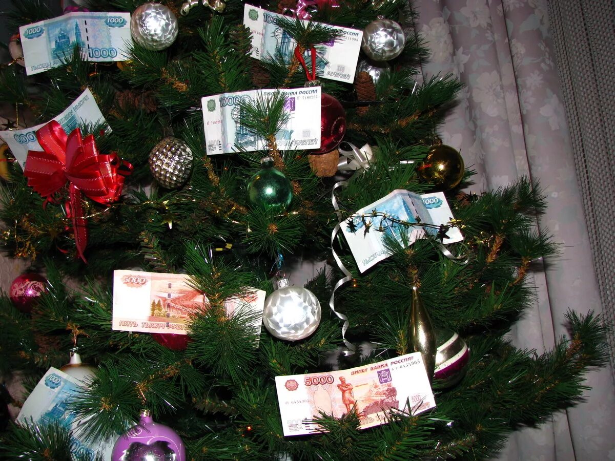 Новогодняя елка с деньгами. Новогодняя елка украшенная деньгами. Новогодняя Денюжная елка. Елка украшенная купюрами.