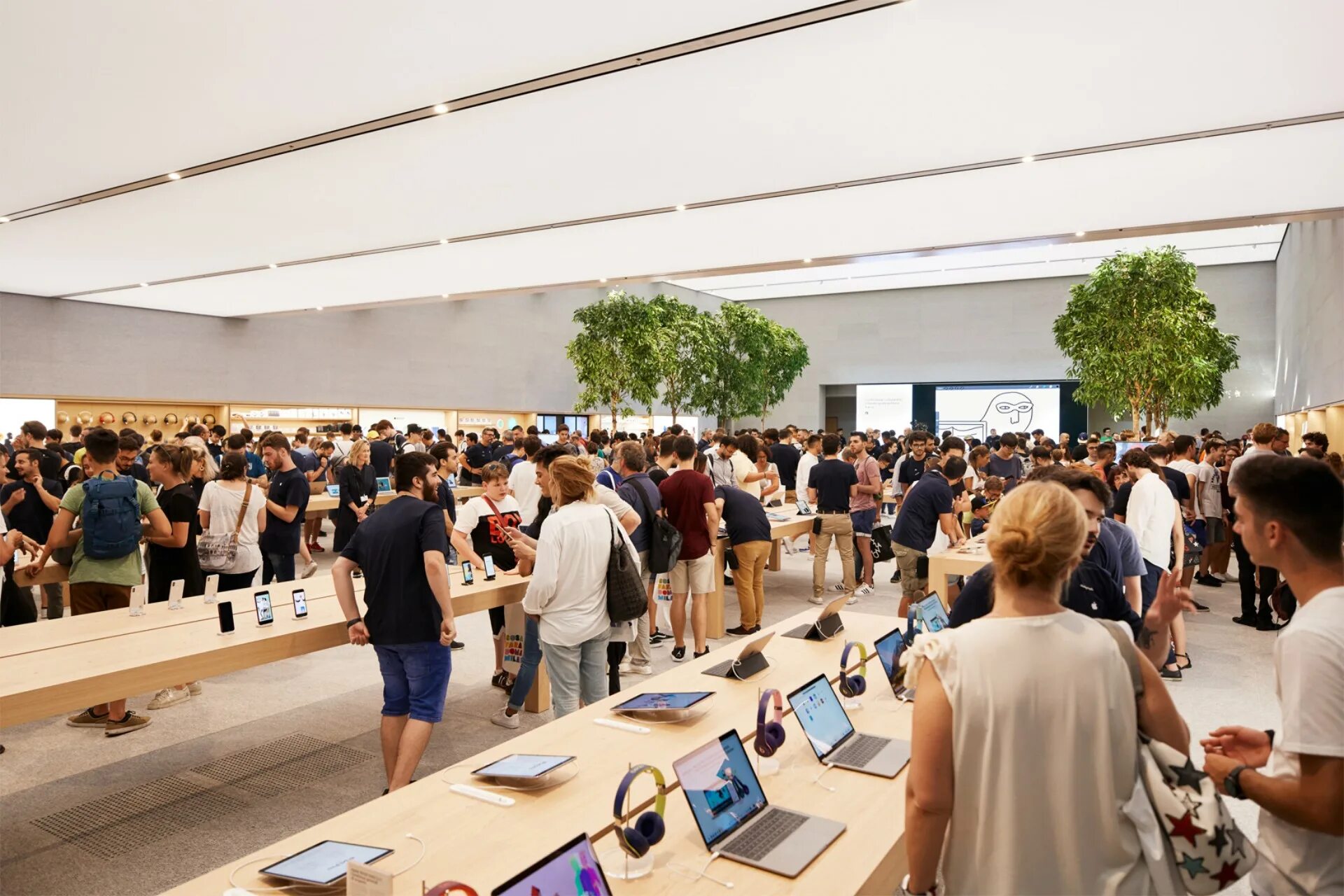 Apple store в россии. Apple Store 2021. Эпл стор в Милане. Apple Piazza Liberty. Apple Store внутри.