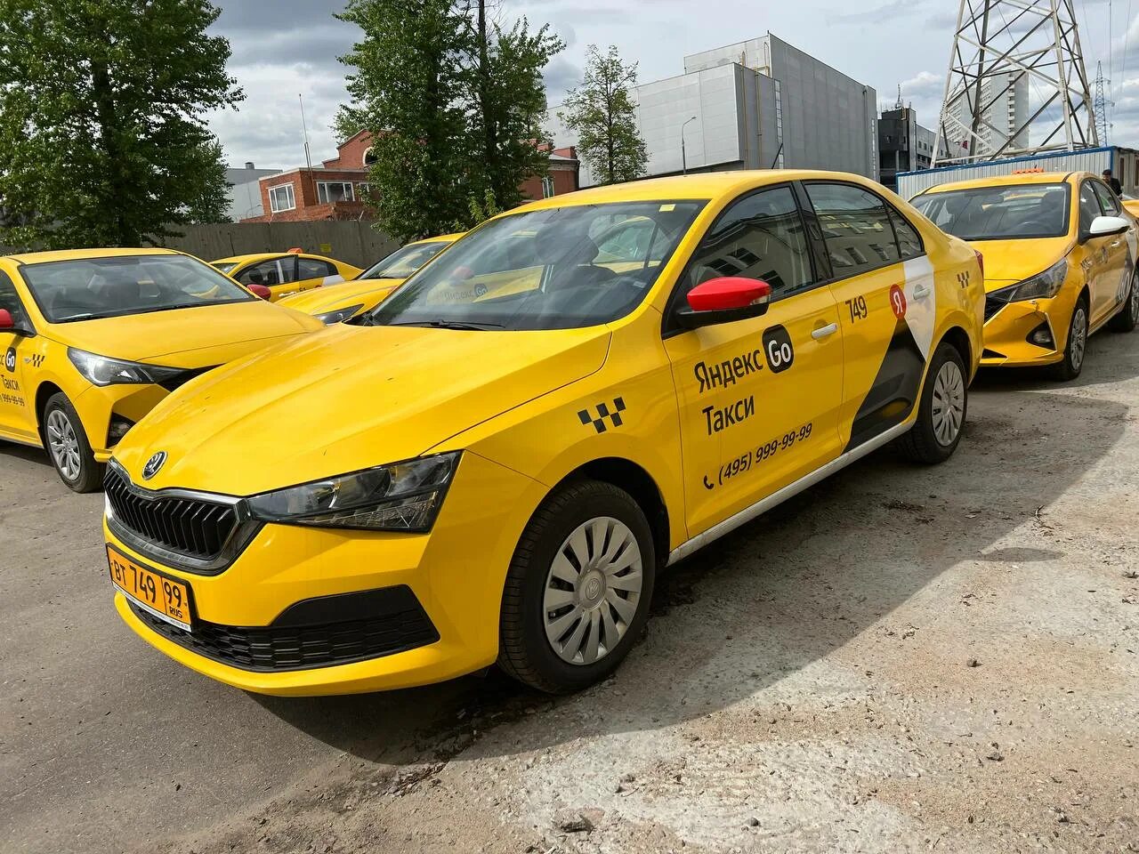 Авто под такси отзывы водителей. Фольксваген поло таксопарк белых. Рено логан 2 такси. Skoda rapid taxi белый. Авто под такси отзывы водителей.
