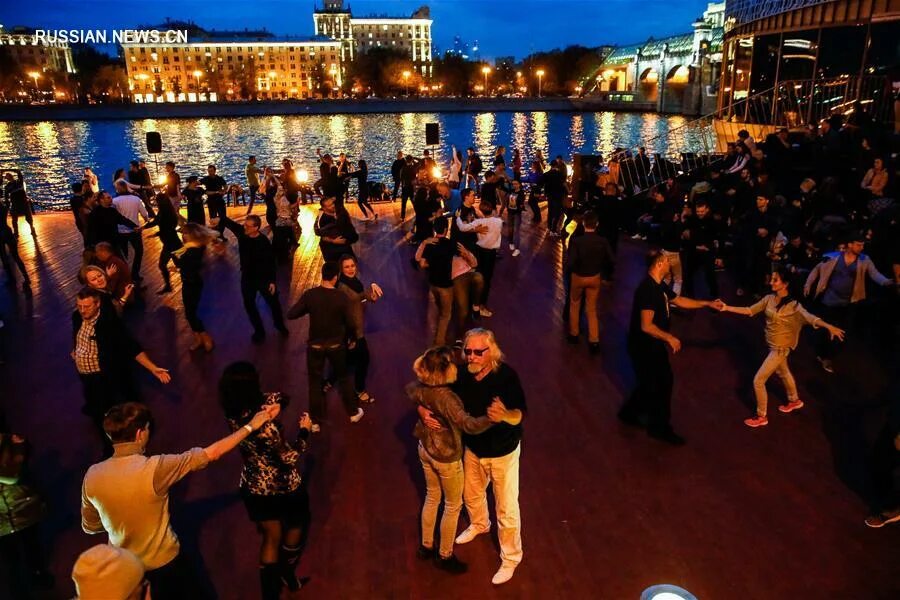 Танцевальные площадки в парке Горького в Москве. Парк Горького Москва танцы. Танцы в парке Горького на набережной в Москве. Парк Горького танцы на набережной. Вечером будут танцы