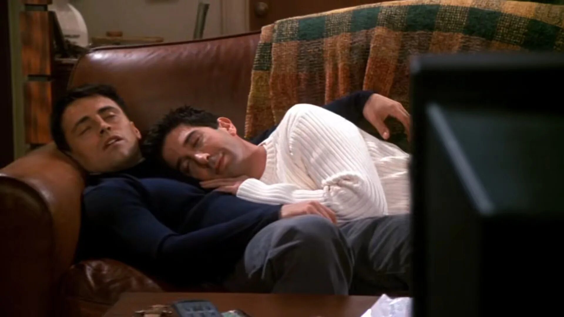 Сон с другом. Джо Триббиани спит. Росс и Джо. Джо и Росс спят. Джоуи и Чендлер спят.
