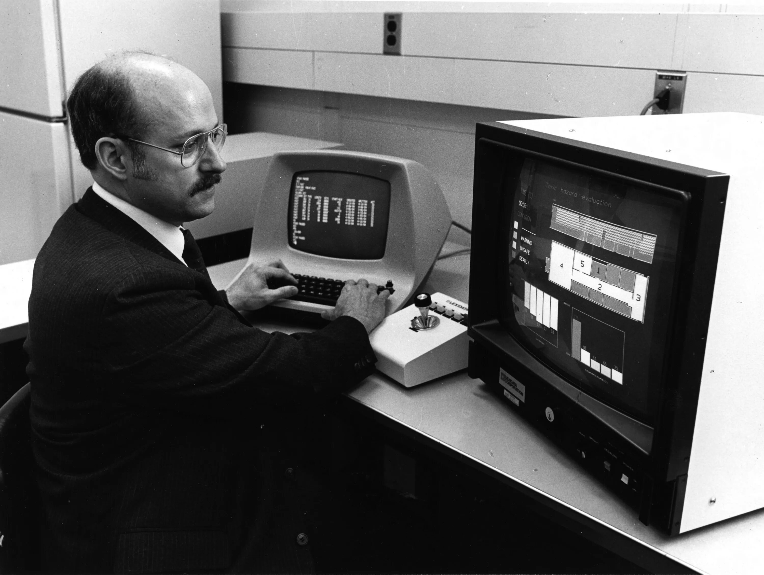 Разработка программ для эвм. Первый компьютер. Первая компьютерная сеть. Первые компьютерные системы. Самый первый компьютер.