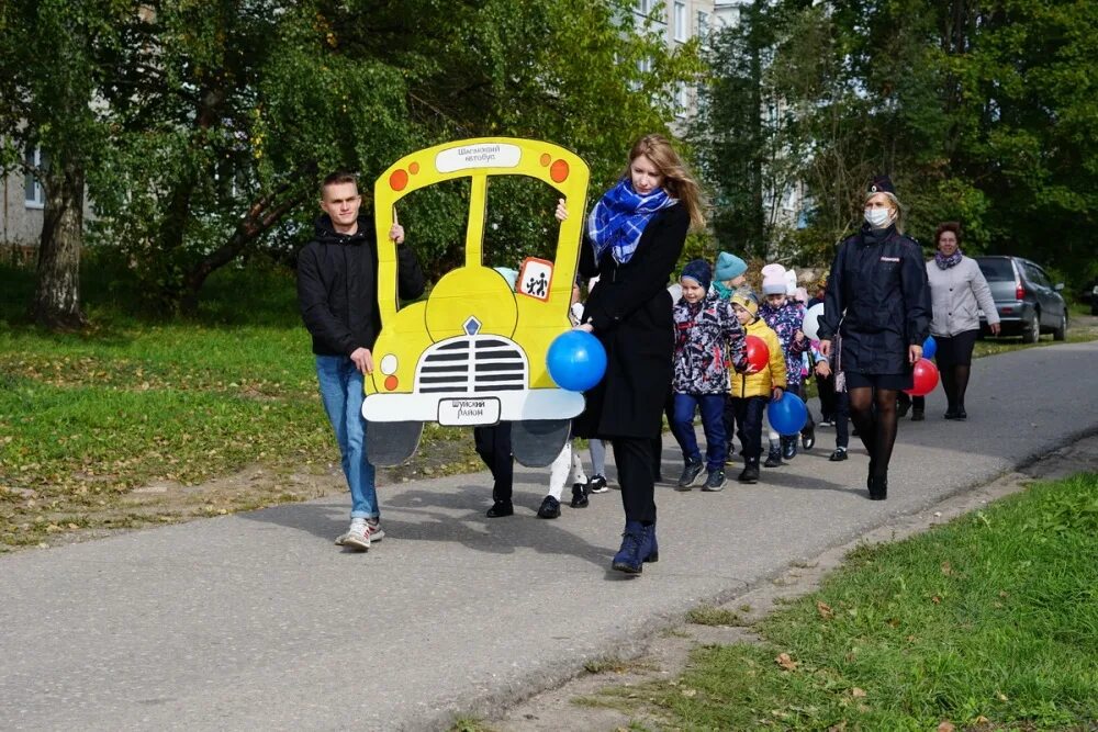 Шагающий автобус. Акция шагающий автобус в школе. Шагающий автобус картинки. Шагающий автобус своими руками.