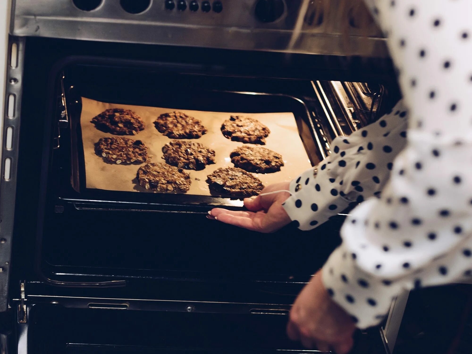 Cook bake. Печь печенье. Печеньки в духовке. Печенье из духовки. Печет печенье в духовке.